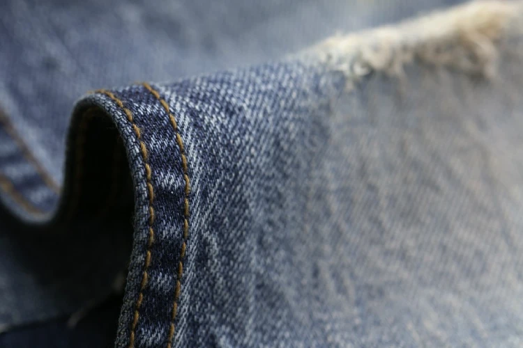 spodnie jeansowe z przetarciami