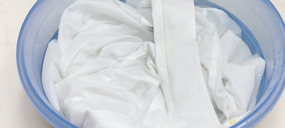 namaczanie białej koszuli